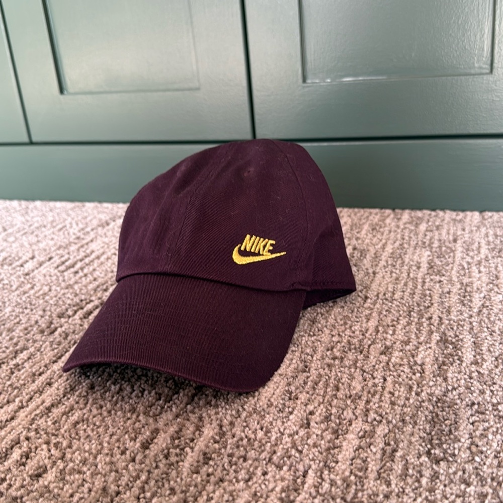 NIKE HAT PLUM ONE SIZE FITS ALL